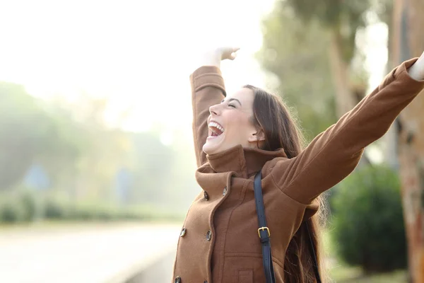 Mujer emocionada celebrando el éxito en invierno —  Fotos de Stock