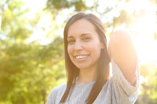 Ritratto di una bella donna adulta in posa in un parco — Foto Stock