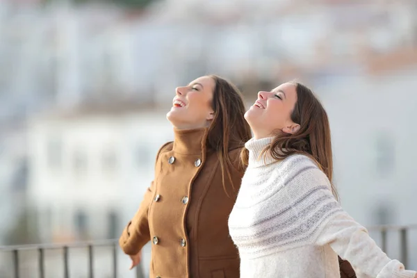 Femeile fericite respiră aer proaspăt într-un balcon iarna — Fotografie, imagine de stoc