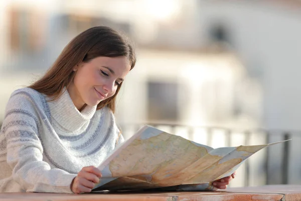 Carte papier de contrôle de touriste dans un balcon d'hôtel en vacances — Photo