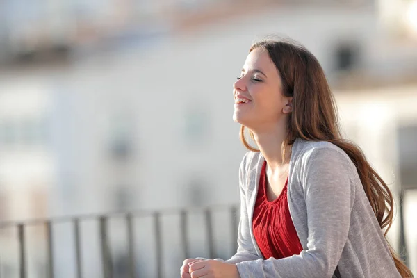 O fată fericită respiră aer proaspăt într-un balcon — Fotografie, imagine de stoc