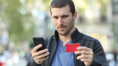 İnternetten telefon ve kredi kartıyla alışveriş yapan endişeli adam sokakta sahtekârlık yaptığını fark etti.