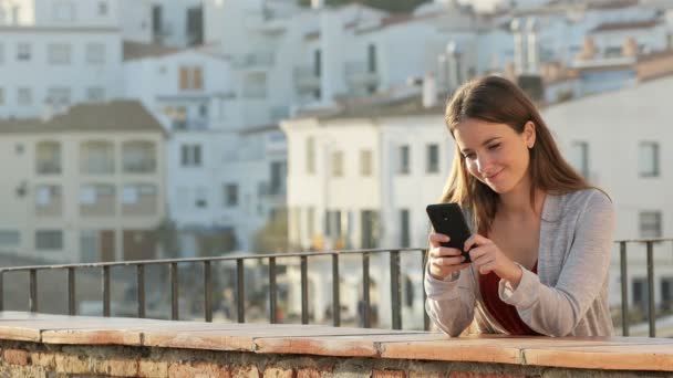 Щаслива Жінка Використовує Мобільний Телефон Балконі Сонячний День Сільському Місті — стокове відео