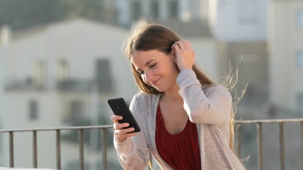Mujer Feliz Usando Teléfono Móvil Balcón Con Espacio Para Copiar — Vídeo de stock
