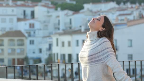 Mujer Relajada Respirando Aire Fresco Profundo Pie Balcón Una Ciudad — Vídeos de Stock