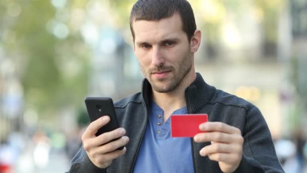 Беспокойный Человек Покупающий Телефону Кредитной Карте Обнаруживает Мошенничество Улице — стоковое видео