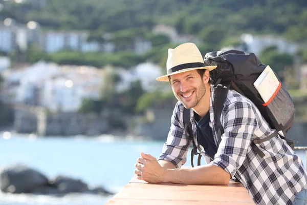 Turista feliz mirando a la cámara de vacaciones — Foto de Stock