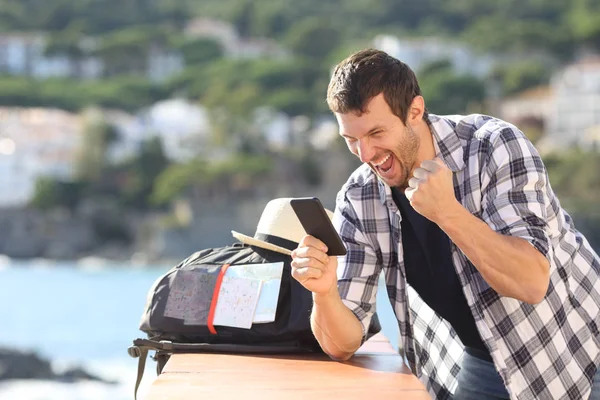 Aufgeregter Tourist checkt Telefon in einer Küstenstadt — Stockfoto