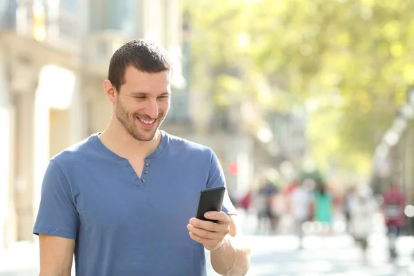 거리에서 핸드폰으로 걷고 있는 행복 한 남자 — 스톡 사진
