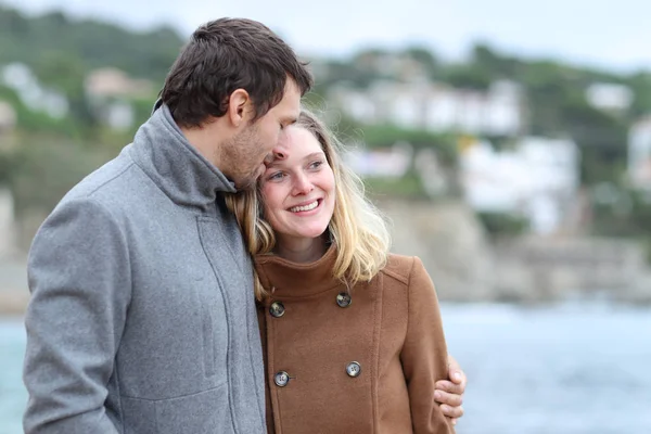 Glückliches Paar flirtet im Winter am Strand — Stockfoto