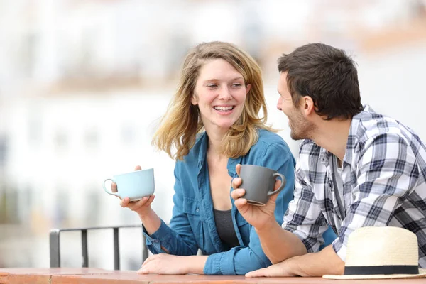Feliz pareja adulta hablando y tomando café en un balcón —  Fotos de Stock