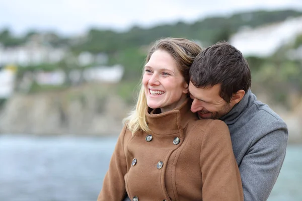 Lyckligt par förälskade flörtar på stranden på vintern — Stockfoto