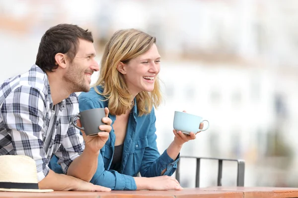 Szczęśliwi turyści pijący kawę i zwiedzający na balkonie — Zdjęcie stockowe