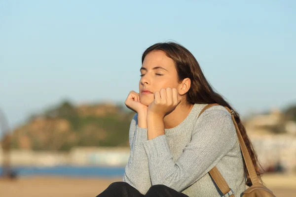 Chica relajada descansando con los ojos cerrados disfrutando de un día soleado — Foto de Stock