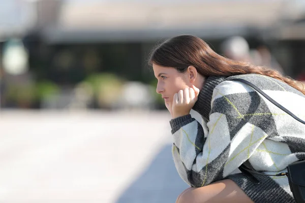 Pensiv flicka bär tröja tittar bort — Stockfoto