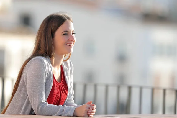 Mulher feliz contemplando vistas em uma varanda — Fotografia de Stock