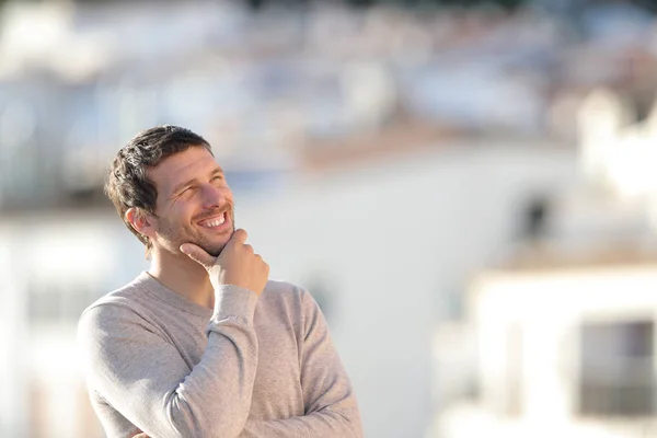 Felice uomo adulto pensieroso guardando lato in una città — Foto Stock