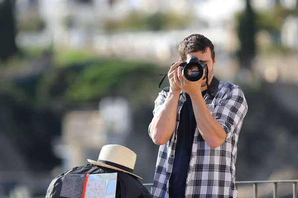 Турист фотографує з камерою dslr у відпустці — стокове фото