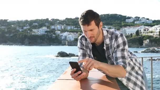 Vážný Muž Používající Mobilní Telefon Balkóně Pláži Pobřežním Městě — Stock video