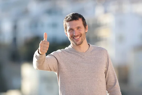 Hombre adulto feliz señalando pulgares en una ciudad rural — Foto de Stock