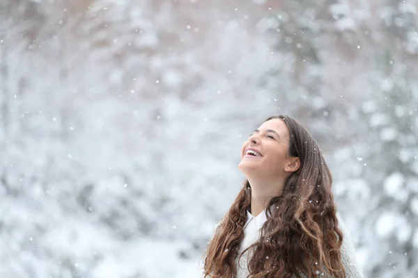 快乐的女孩呼吸着新鲜空气，享受着冬天的雪 — 图库照片