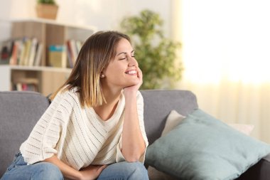 Mutlu kadın evde meditasyon yapıyor.