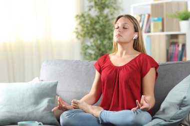 Evde yoga eğitimi alan bir kadın.