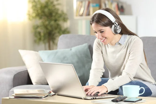 Chica feliz e-learning con ordenador portátil y auriculares — Foto de Stock