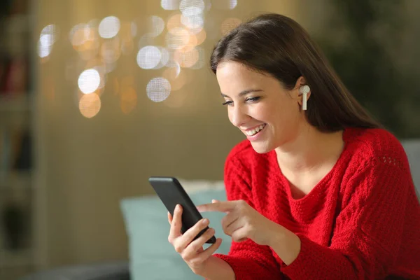 Ragazza felice in rosso ascoltando musica nella notte — Foto Stock