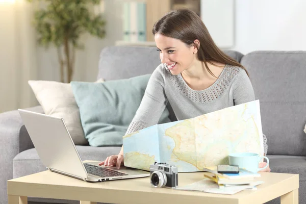 Mujer feliz planeando vacaciones en línea en casa — Foto de Stock