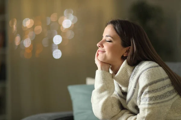 Mujer relajada meditando en casa en la noche en invierno — Foto de Stock