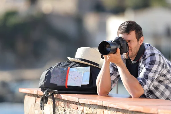 Turista tirar fotos com uma câmera digital em férias — Fotografia de Stock