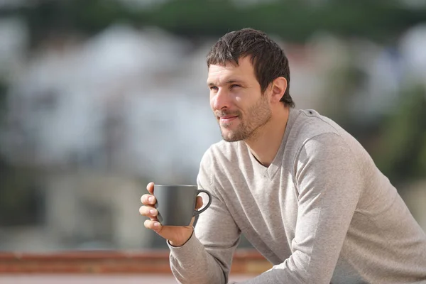 Allvarlig man som håller kaffekopp överväger utsikt — Stockfoto