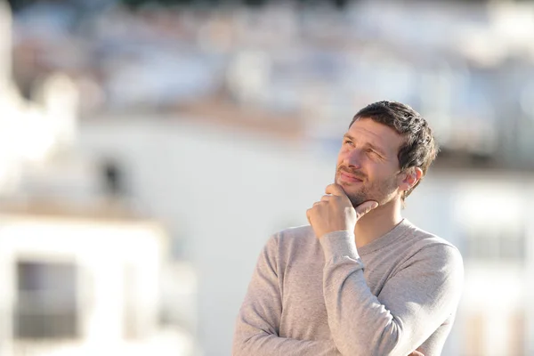 Uomo serio pensieroso guardando lateralmente in una città — Foto Stock