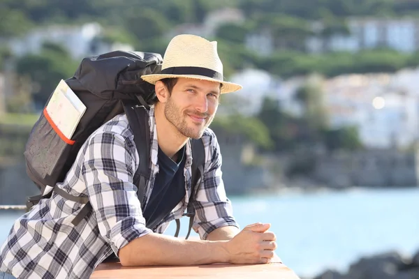 Zrelaksowany turysta oglądający kamerę na wakacjach — Zdjęcie stockowe