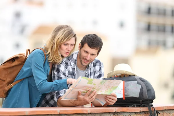 Een paar toeristen praten op de kaart op vakantie — Stockfoto