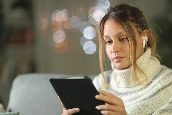 Mulher e-learning assistindo conteúdo tablet na noite — Fotografia de Stock