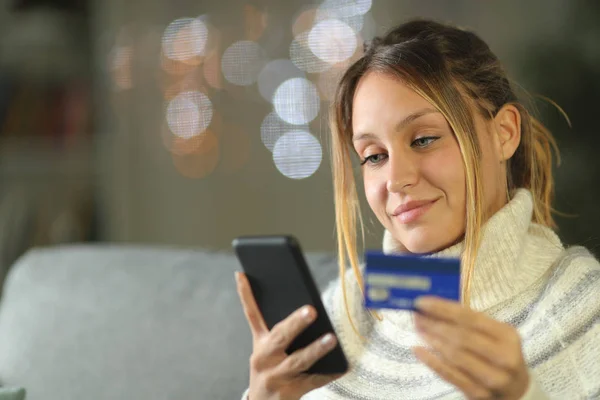 Mujer comprando en línea en la noche con tarjeta de crédito — Foto de Stock