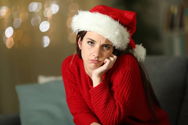 Розчарована жінка на різдвяному святі дивиться на вас — стокове фото