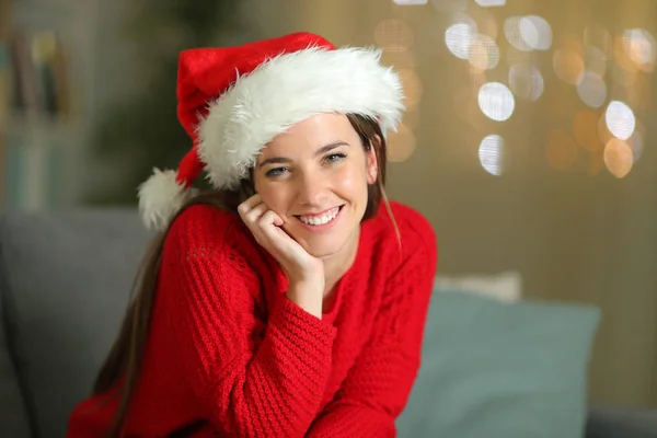 Mulher feliz olhando para a câmera no Natal em casa — Fotografia de Stock