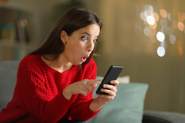 Femme surprise en rouge vérifier téléphone intelligent dans la nuit — Photo