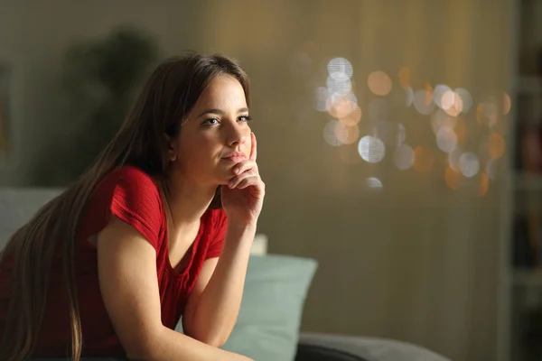 Mulher pensativa olhando para longe na noite em casa — Fotografia de Stock