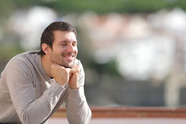 Glücklicher Mann mit geschlossenen Augen genießt die Sonne — Stockfoto