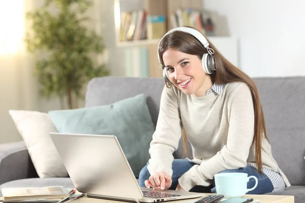 Happy student e-learning looking at camera — Stock Photo, Image