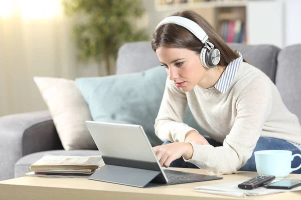 Student e-learning using tablet and headphones at home — Stock Photo, Image