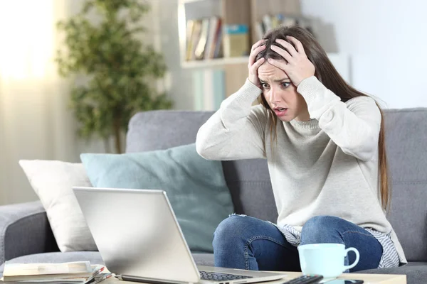 Aggódó nő ellenőrzi laptop tartalmát otthon — Stock Fotó