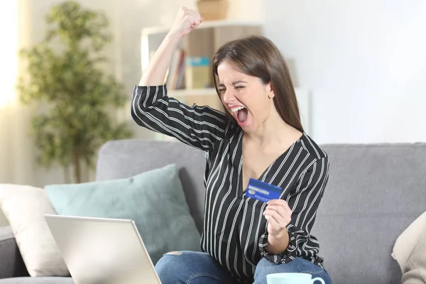 Wanita yang bersemangat membeli dengan laptop dan kartu kredit — Stok Foto