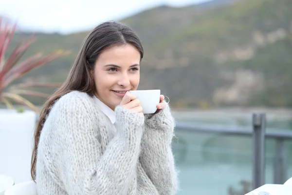 Glad flicka uppvärmning dricka kaffe i en restaurang terrass — Stockfoto