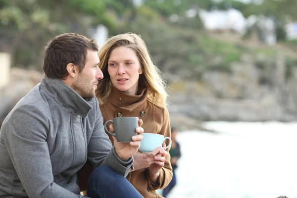 Серйозна пара дорослих розмовляє взимку на пляжі — стокове фото