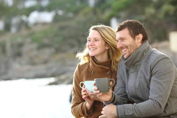 Casal feliz de adultos namoro no inverno na praia — Fotografia de Stock